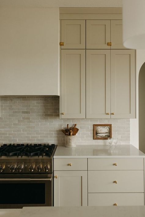 All Cream Kitchen, Warm White Kitchen Cabinets, Warm Tone Kitchen, Townhome Kitchen, 2024 Color Palette, Ivory Kitchen Cabinets, Traditional Modern Home Decor, Cottage Kitchen Inspiration, Coastal Cottage Kitchen