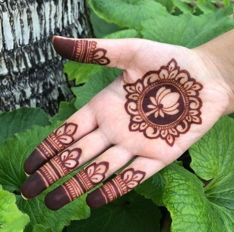 Mehndi Art Designs Lotus, Simple Flower Mehandi Design, Mehendi Designs Aesthetic Front Hand, Lotus Flower Mehendi Designs, Simple Henna Flower Designs, Simple Diwali Mehndi Designs, Mehendi Designs Minimalistic, Minimal Mahendiii Design, Mehendi Flower Designs Simple