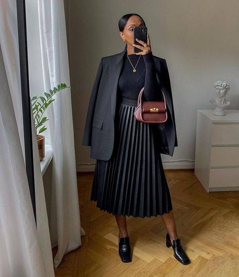 7 Pleated-Skirt Outfits All the Fashion Insiders Love | Who What Wear Winter Looks Skirt, Best Office Outfits For Women, What To Wear To A Fashion Show As A Guest, Formal Looks For Women, Modest Elegant Outfits, Look Elegante Casual, Modest Fashion Ideas, Black Pleated Skirt Outfit, Modest Looks