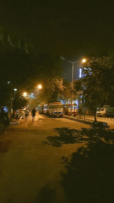 Kolkata Night Aesthetic, Night Road Snapchat Stories, Kolkata Night View, Fake Insta Story Night Friends, Night Road Pics, Streets Aesthetic, Saraswati Photo, Running Pictures, Night Story