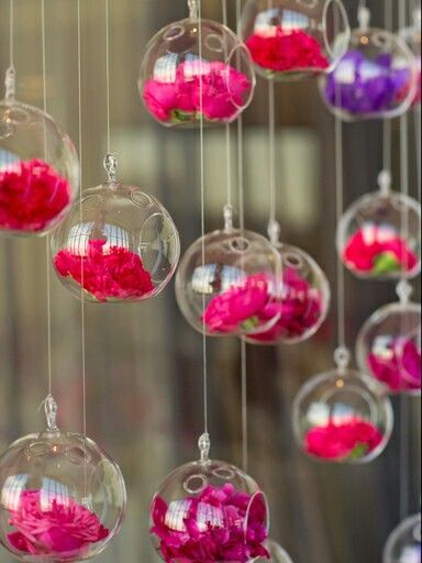 Back drop idea Hanging Centerpiece, Deco Buffet, Vases Wedding, Decoration Evenementielle, Hanging Candles, Glass Balls, Hanging Flowers, Wedding Flower Arrangements, Pretty Wedding