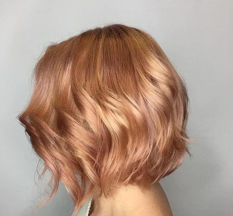 a short and shiny strawberry blonde bob with waves is a chic idea for every girl Hairstyles Strawberry Blonde, Blonde Short Hairstyles, Strawberry Blonde Bob, Champagne Blonde Hair, Gold Hair Colors, Strawberry Blonde Hair Color, Hair Color Rose Gold, Blonde Short, Spring Hair Color