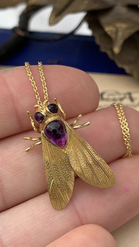 Insect Jewelry Vintage, Insect Jewelry Design, Bug Necklace, Sparkly Accessories, Insect Jewelry, Unusual Jewelry, Nature Inspired Jewelry, Jade Jewelry, Fantasy Jewelry