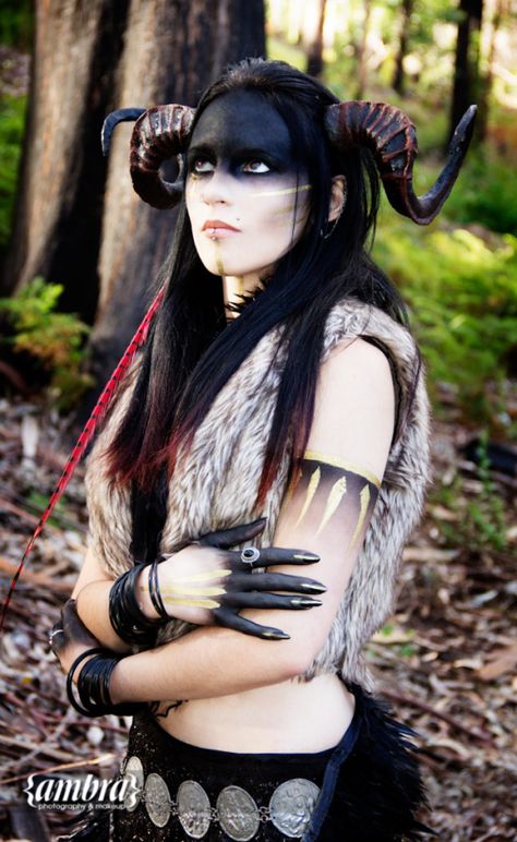 The hands are amazing... maybe this could be done make - up free with nude and black sheer/semi-sheer two-tone gloves? Demonic Makeup, Indian Goth, Oíche Shamhna, Haunt Makeup, Cosplay Horns, Fantasy Make-up, Skirt Diy, Diy Kostüm, Smink Inspiration