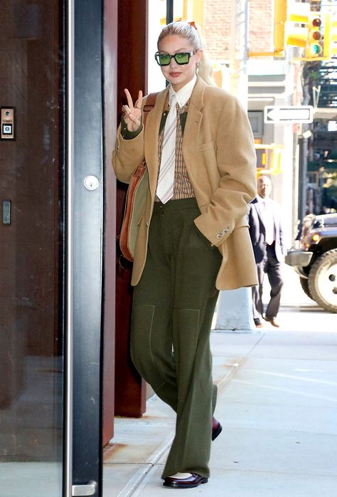 green straight leg pants, leather boots, khaki oversized blazers, green sunglasses and blonde high ponytail Queer Clothes, Ny Street Style, 2024 Street Style, Gigi Hadid Street Style, Apartment In New York, Ny Outfits, Gigi Hadid Outfits, Gigi Hadid Style, Coat Street Style