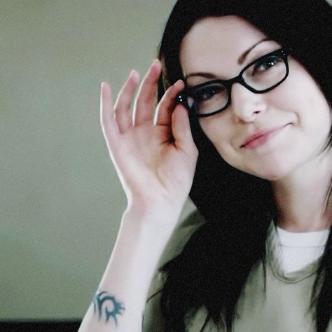 As a straight girl who's recently discovered Orange is the New Black... let me count the reasons why we should all worship Piper's incarcerated drugs mule ex girlfriend. Black Veja, Donna Pinciotti, Lisa Ray, Piper Chapman, Alex And Piper, Alex Vause, Taylor Schilling, Laura Prepon, Black Characters