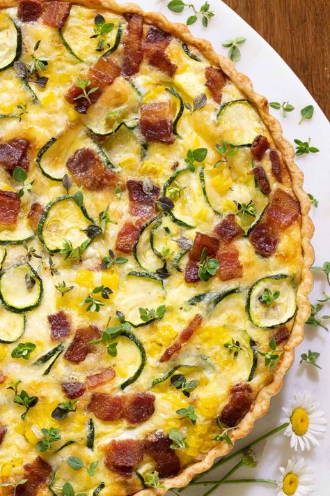 This easy, delicious summer quiche loaded with fresh corn, smoky bacon, parmesan cheese and zucchini makes a fabulous entree for breakfast, lunch or dinner! #summerquiche, #easyquiche, #freshcornquiche, #zucchiniquiche Summer Quiche, Savory Quiche, Sweet Potato Quinoa Salad, Corn Zucchini, Best Greek Salad, Zucchini Quiche, Veggie Quiche, Bacon Quiche, Savory Pies