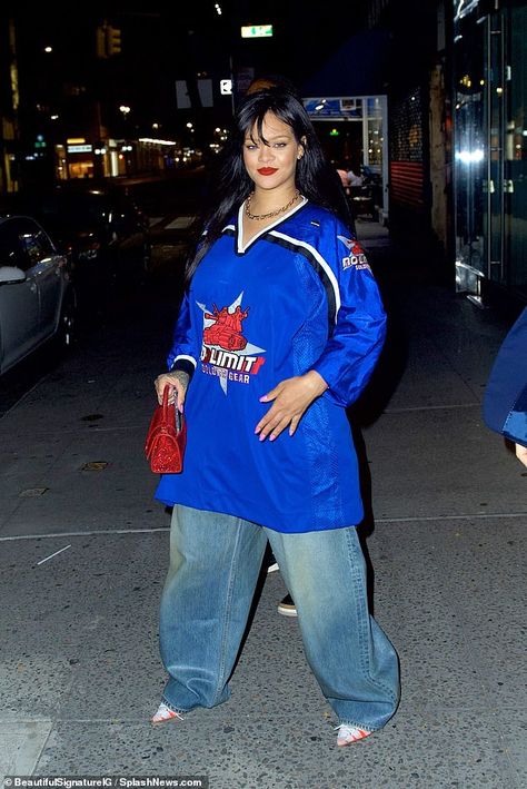 Jersey Shirt Outfit, Oversize Outfit, Rihanna Outfits, Outfit Oversize, Rihanna Style, Oversized Outfit, Baggy Clothes, Jersey Outfit, Vintage Jerseys