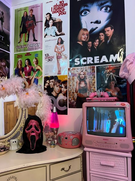 00s Room Decor, Y2k Dorm Room Ideas, Room Inspo 2000s, Y2k Room Decor Ideas, Room Inspo Y2k, Pink Y2k Room, 00s Bedroom, Pink 00s, Horror Bedroom Ideas