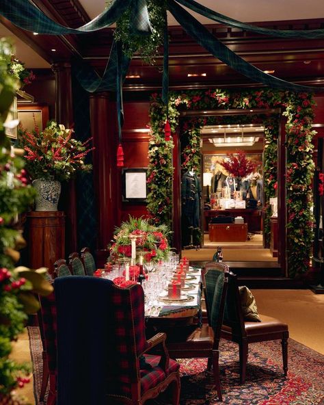 Ralph Lauren Christmas, English Christmas, Christmas Inspo, Chic Christmas, Christmas Room, Christmas Table Settings, Bond Street, Christmas Decorations Ornaments, Christmas Table Decorations