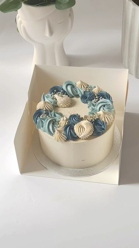 Blue Piping Cake, Cute Blue Birthday Cakes, Blue Cake With Macarons, Blue Macaron Cake, Blue Frosting Cake, Mini Cake For Men, Blue Colour Cake, Mens Cake Ideas, Blue Birthday Cake Ideas