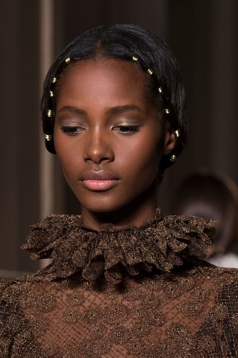 fashion elegance luxury beauty — thebeautymodel:   Valentino Couture Fall 2016 Curly Light Brown Hair, Tami Williams, Light Brown Hair Balayage, Brown Hair With Blonde Balayage, Short Light Brown Hair, Blonde Light Brown Hair, Honey Hair Color, Hair Color Chocolate, Hair Color Caramel