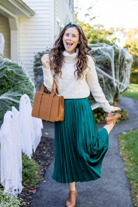 Styling a Maxi Skirt for Fall is Easy - One way to wear a silk maxi skirt in the fall is with a sweater tucked into it. Paired with a knot headband, camel booties, and camel purse - by Caitlin Houston Blog #fallfashion #fallmaxiskirt Styling A Maxi Skirt, Plated Skirt Outfit, Maxi Skirt For Fall, Style A Pleated Skirt, Midi Skirt Outfit Winter, Green Skirt Outfits, Summer Dress Outfits Casual, Silk Pleated Skirt, Plated Skirt