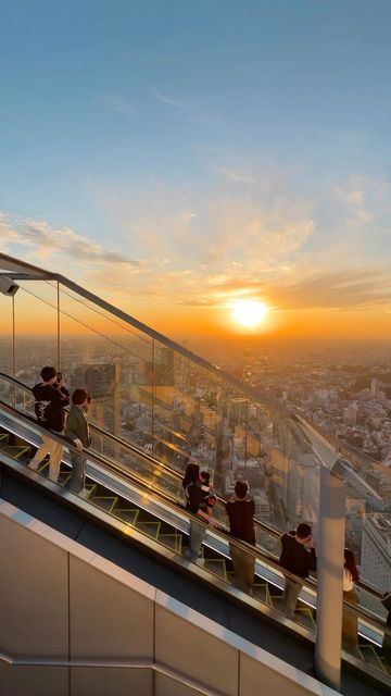 bank / piyatat on Instagram: "Finally found my most favorite place for sunset in Tokyo, Japan 🌅🗻🇯🇵 . 📍 @shibuya_sky (Shibuya Sky at rooftop) . Tips : This place only open for 1 month in advance for booking, so better book ahead and be there 1 hour before sunset time! (don’t go during rainy season 🥹✨) . Reels tips : I use #iPhone15promax and shoot 4k with 60 frame rates 📸 the 5x is really amazing! #shotoniphone #shibuyasky #tokyo #japan #creative #sunset #howto" Shibuya Sky, Japan Shibuya, Tokyo Sky, Japan Fashion Street, Sunset Time, Pink Clothes, Tokyo Skytree, City Sky, Dream Place