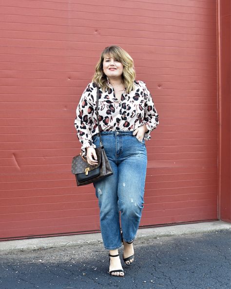 Plus size fall outfits | Mom jeans | Wide Leg Pants Casual Mom Style Plus Size, Mom Jeans Outfit Curvy Plus Size, Mom Jeans Plus Size Outfit, Jeans Outfits Plus Size, Plus Size Mom Jeans Outfit, Fall Outfits Mom Jeans, Mid Size Women Outfits, Plus Size Wide Leg Jeans Outfit, Wide Leg Jeans Outfit Plus Size