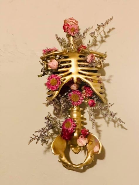 Decorated Skulls, Pastel Skull, Gold Skeleton, Skeleton Flower, Spooky Home Decor, Skeleton Decorations, Adornos Halloween, Rad Tech, Witchy Crafts