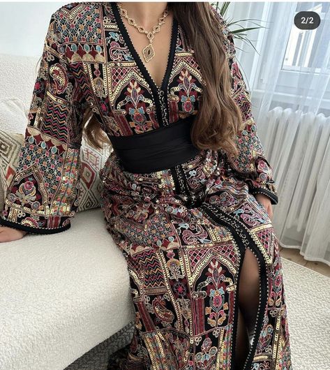 Moroccan Dress Modern, Caftan Dress Moroccan, Moroccan Kimono, Outfit Soiree, Traditional Kaftan, Heritage Aesthetic, Caftan Moroccan, Moroccan Aesthetic, Algerian Clothing