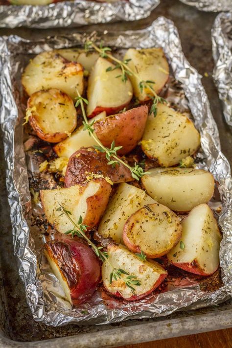 With just 5 ingredients, these grilled potatoes in foil packets have everything going for them... Quick, easy, delicious, and virtually mess-free! Foil Packet Potatoes Grill, Potatoes Grill, Grilled Potatoes In Foil, Potatoes Ideas, Grilled Potato Recipes, Foil Potatoes On Grill, Foil Potatoes, Grilled Baked Potatoes, Grilled Foil Packets