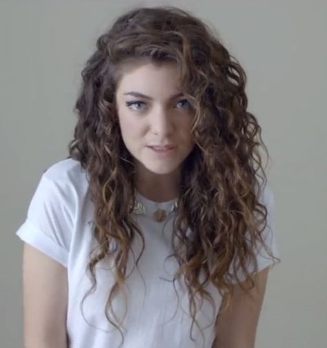 Lorde wore her hair in tight curls parted to the side on her “Royals” (US version) music video. Lorde Hair, Celebrity Obsession, Curly Cuts, Hair Doo, Tight Curls, Beauty Stuff, Hair Tutorials, Curly Hair Cuts, Makati