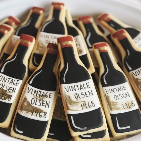 Red Wine Cookies Decorated, Wine Cookies, Cookies Decoration, Alcohol Beverages, Vintage Wine Bottle, 2023 Ideas, Cookies Decoradas, Cookies Birthday, Sugar Cookie Royal Icing