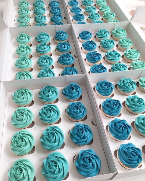 Tiffany Blue Cupcakes, Blue Wedding Cupcakes, Turquoise Cupcakes, Cupcake Icing Designs, Crazy Birthday Cakes, 21st Birthday Cupcakes, London Birthday, Crazy Birthday, Cupcakes Wedding