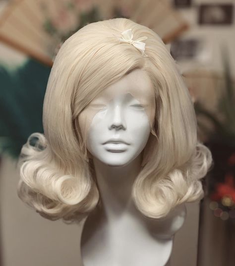 Blonde Vintage Hairstyles, Fashion Hair Styles Model, Blonde 60s Hair, Wig Aesthetics, Blonde Wig Styles, Priscilla Hair, Old Hair Styles, Drawing Hair Reference, Angelic Hairstyles