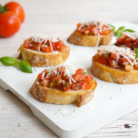 SarahM knows that bruschetta is the best party starter. Dinner Party Starters, Healthy Easter, Bruschetta Recipe, Party Finger Foods, Wedding Food, Finger Food, Recipe Collection, High Tea, Bruschetta