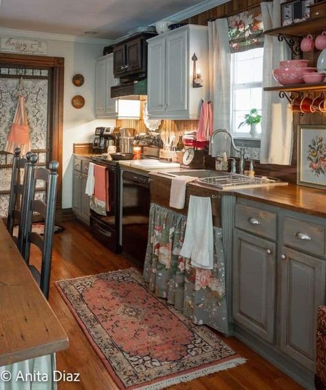 How to Add Function, Beauty and Character to your Home Office Bright Country Kitchen, Country Cottage Interiors Kitchen, Southern Cottage Kitchen, Traditional Country Kitchen, Vintage Cottage Kitchens Farmhouse Style, Vintage Cozy Kitchen, Homesteader Aesthetic, Vintage Homestead Aesthetic, Homesteading Decor