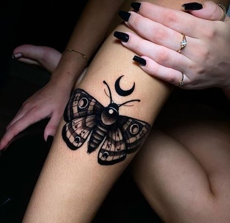 10+ Fascinating Moth Tattoos ideas. Tattoos Space, Wanderlust Tattoos, Tattoo Papillon, Tattoos Dragon, Compass Tattoos, Tiger Tattoos, Wrist Tattoo Cover Up, Shin Tattoo, Petit Tattoo