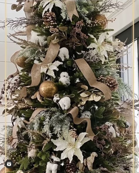 Beige And Green Christmas Tree, Brown And Green Christmas Tree, Brown Christmas Tree Decor, White And Brown Christmas Tree, Brown And Green Christmas, Woodsy Christmas, Brown Christmas Tree, Navidad Natural, Beige Christmas