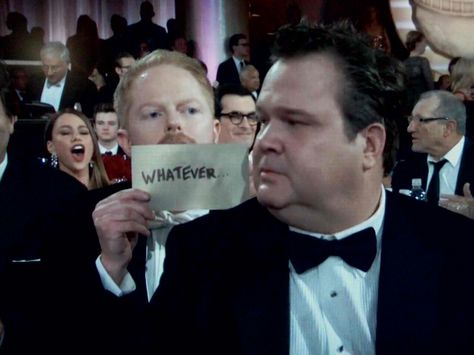 Modern family... when Eric Stonestreet winned the Best Supporting Actor Haley Modern Family, Boring Pics, Eric Stonestreet, Modern Family Funny, Peter Dinklage, Real Family, Celebrity Families, Best Supporting Actor, Family Funny