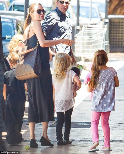 Walking advertisement: The mother-of-six was once the face of Louis Vuitton, and carried one of the designer's signature handbags over her s... Knox Jolie Pitt, Louis Vuitton Outfit Ideas, Melie Louis Vuitton, Louis Vuitton Bag Outfit, Men Louis Vuitton, Designer Handbags Louis Vuitton, Louis Vuitton Outfit, Artsy Bag, Angelina Jolie Style