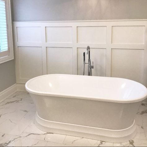 White Wainscoting Ideas Bathroom Around Bath Tub Wainscoting Ideas Bathroom, Bathroom Wainscoting, Wainscoting Hallway, Wainscoting Ideas, Wood Wainscoting, Wainscoting Bedroom, Millwork Wall, Beadboard Wainscoting, Wainscoting Bathroom