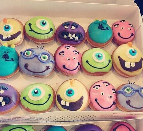 Monsters Inc. donuts Monster Doughnuts, Donat Glaze, Donut Decorating Ideas, Breakfast Donuts, Halloween Donuts, Krispy Kreme Donuts, Krispy Kreme Doughnut, Donut Decorations, Cute Donuts