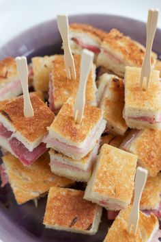 Mini BAKED Croque Monsieur Sandwiches.. a traditional French ham and cheese sandwich, made in bite sized form! The easiest and tastiest appetizer ever! Ham Orderves, Baby Shower Food Recipes, Easy Baby Shower Food, Halloween Party Appetizers Easy, Sandwich Appetizers, Party Food Easy Appetizers, French Appetizers, Halloween Appetizers Easy, 25th Bday