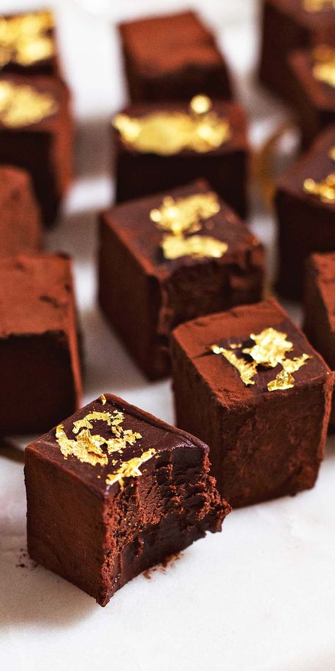 Fancy Chocolate, Champagne Chocolate, Gold Dessert, Chocolate Squares, Truffle Recipe Chocolate, Truffle Recipe, Fancy Desserts, Chocolate Cream, Chocolate Truffles