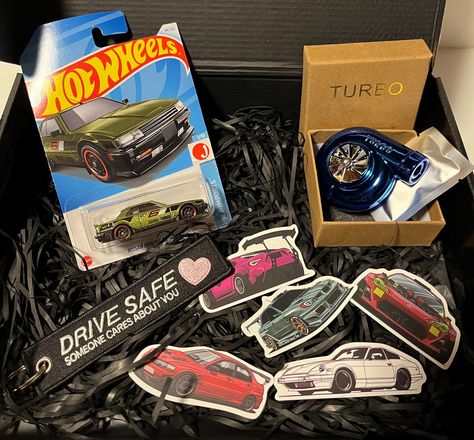 Looking for a unique gift for a car lover? We have the perfect gift box for you! Whether for a birthday, Christmas or Valentine's Day, this gift box is ideal to offer at the best price! ✨ This gift box contains a superb selection of products, perfect to delight any car fan. 🎁 What's in the box ? In this box you will find a JDM Hotwheels (I promise it's a beautiful one he's gonna love), an air freshener (you have the choice between the Turbo or the Nos), a unique jet tag for keys and several car Unique Boyfriend Christmas Gifts, Hotwheels Gift For Boyfriend, Best Boyfriend Birthday Gifts, Gifts For Boyfriend Car Lover, Car Bf Gifts, Gifts For Boyfriend Christmas Ideas, What To Get Bf For Christmas, Gifts For Car Boyfriend, Men’s Birthday Gifts