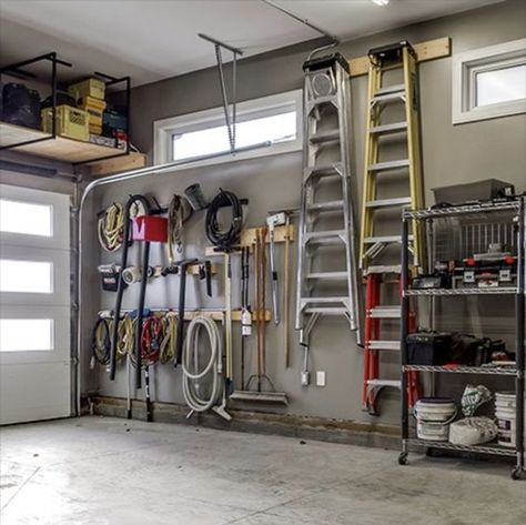 Rinnovo Garage, Garage Organization Cheap, Casa Garage, Garage Storage Inspiration, Garage Design Interior, Garage Organization Tips, Garage Diy, Garage Organisation, Storage Shed Organization