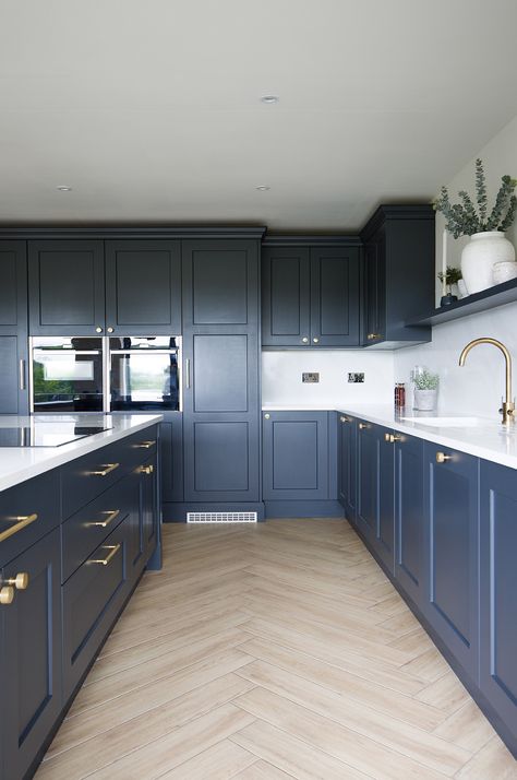 Herringbone flooring. Kitchen Flooring Trends, Wood Effect Floor Tiles, Wood Effect Porcelain Tiles, Kitchen Cabinet Door Styles, Beautiful Tile Floor, Green Kitchen Designs, Kitchen Cupboards Paint, Navy Kitchen, Timber Kitchen