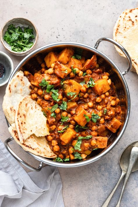 Chickpea And Potato Recipes, Vegan Recipes Potato, Vegan Potato Dinner, Potato And Chickpea Curry, Curry Potatoes, Vegan Curries, Vegetable Curry Recipe, Cauliflower And Chickpea Curry, Chickpea And Potato Curry