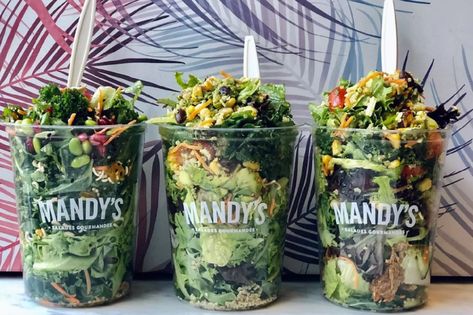 Grab And Go Salad Ideas, Salad Bar Restaurant Design, Salad Store Design, To Go Salad Packaging, Salad Bar Cafe, Restaurant To Go Packaging, Salad Shop Design, Salad Bar Aesthetic, Salad Bowl Packaging