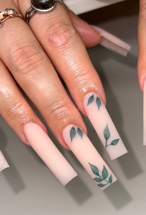 Leaves Design Nails, Vines On Nails, Vine Acrylic Nails, Vine Nails Designs, Plant Inspired Nails, Green Leaves Nails, Nails With Vines, Vine Nail Designs, Dark Green And White Nails