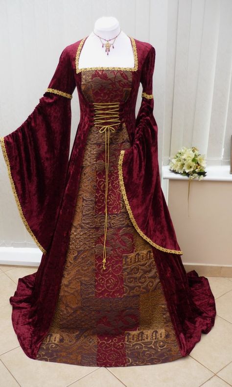 Red and gold dress Middle Ages Dress, Gaun Abad Pertengahan, Medieval Gown, Period Dress, Old Fashion Dresses, Fantasy Dresses, Medieval Costume, Medieval Dress, Medieval Clothing