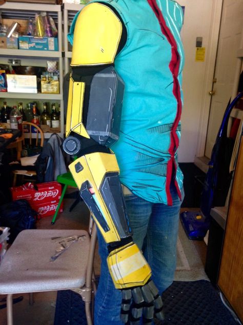 The amazing folks at Labinnak & Mangoloo Cosplays created this fantastically detailed writeup of how to make the Robot Arm Rhys sports in Borderlands! MATERIALS USED: Worbla (or Wonderflex) (ab… Robo Arm, Armadura Cosplay, Foam Armor, Diy Props, Craft Foam, Cosplay Armor, Prop Making, Cosplay Tutorial, The Robot