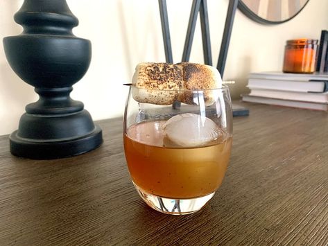 Campfire Whiskey Drinks, Marshmallow Bourbon Cocktail, Marshmallow Whiskey Cocktail, Marshmallow Cocktail Drinks, Smores Old Fashioned Cocktail, S’mores Old Fashioned Cocktail, Toasted Marshmallow Old Fashioned, Campfire Old Fashioned Cocktail, Toasted Marshmallow Cocktail