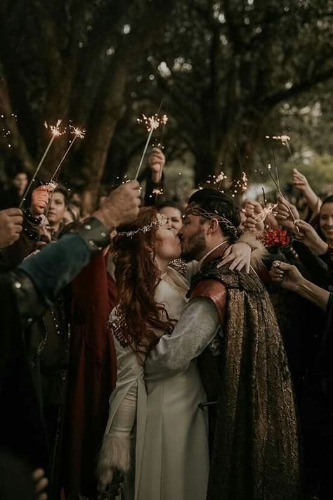 Wedding Theme Enchanted Forest, Wedding Forest Theme, Medieval Wedding Theme, Roast People, Hobbit Wedding, Elvish Wedding, Lil Twist, Gothic Wedding Theme, Lotr Wedding