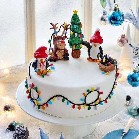 Christmas Cake Decorating, Christmas Cake Designs, Light Cakes, Christmas Cake Recipes, Christmas Cake Decorations, Edible Glue, Xmas Cake, Cocktail Sticks, Christmas Cakes