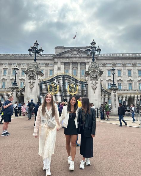 Gracelyn Keener on Instagram: “Buckingham Palace First stop! Buckingham Palace. Touristy, but that’s what we are so it had to be done. Side note - we were blessed with…” Buckingham Palace Quotes, Buckingham Palace Outfit, Sheer Coat, London Outfit Ideas, London Photo Ideas, Buckingham Palace London, Gust Of Wind, Travel Ootd, London Dreams