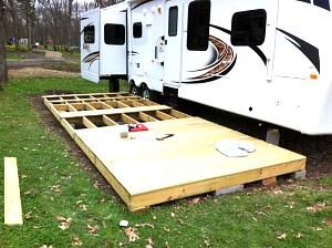 Pallet Deck For Rv, Camper Deck Ideas, Trailer Deck Ideas, Seasonal Campsite Ideas, Rv Decks, Camper Deck, Porch For Camper, Camping Inspo, Rv Deck