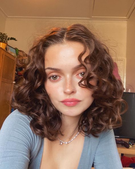 Mid Length Curly Hair Middle Part, Shoulder Length Curly Hair With Face Framing Layers, Should Length Curly Hair, Face Framing Short Curly Hair, Shoulder Length Curly Hair With Layers Middle Part, Short Hair 2c Curls, Short Curly Haircuts 2c, 2023 Short Curly Hair Styles, Cropped Wavy Hair